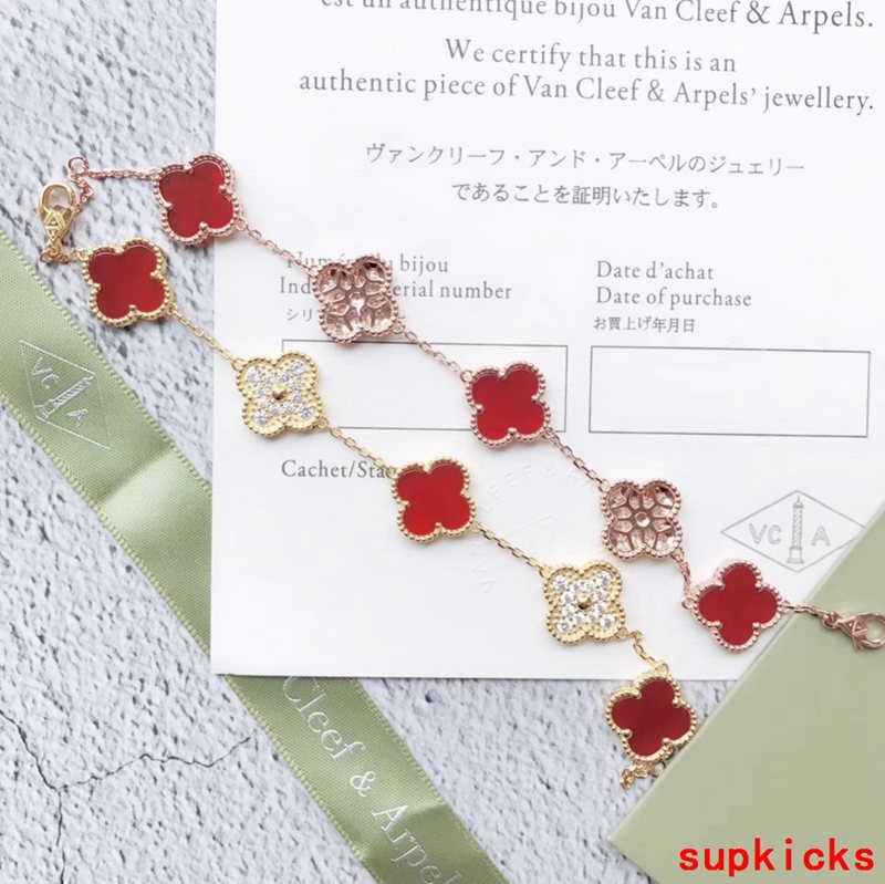 Side view of Van Cleef & Arpels unisex jewelry piece