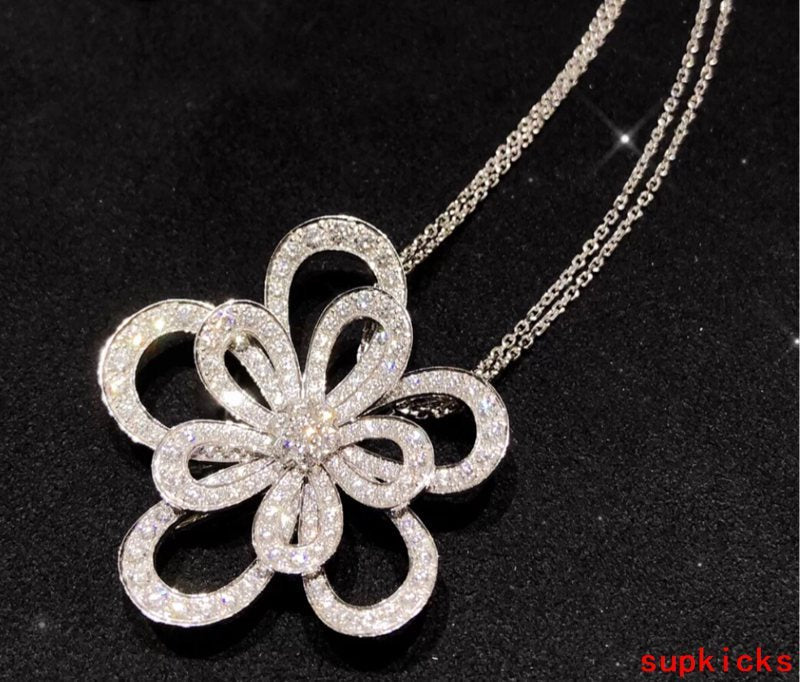 Close-up detail view of Van Cleef & Arpels unisex jewelry piece