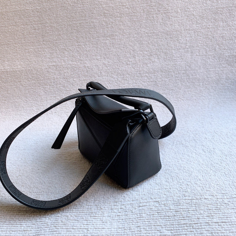 Ziva's Charm handbag – close-up view (17cm*12cm*7cm)