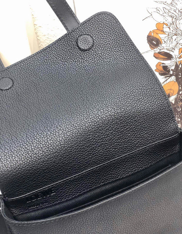 Ziva's Charm handbag – close-up view (18cm*14cm*4.5cm)
