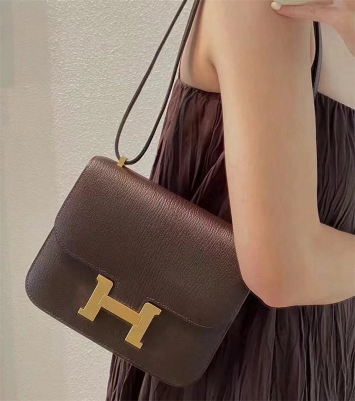 Streamlined handbag styled for everyday wear