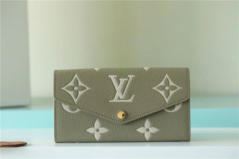  chic structured bag detail view showing craftsmanship