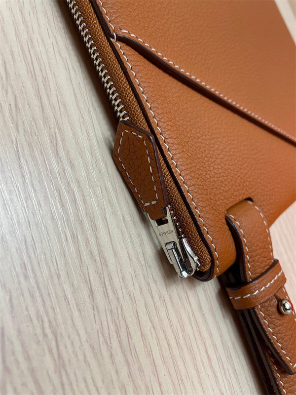  effortless crossbody bag styled with outfit