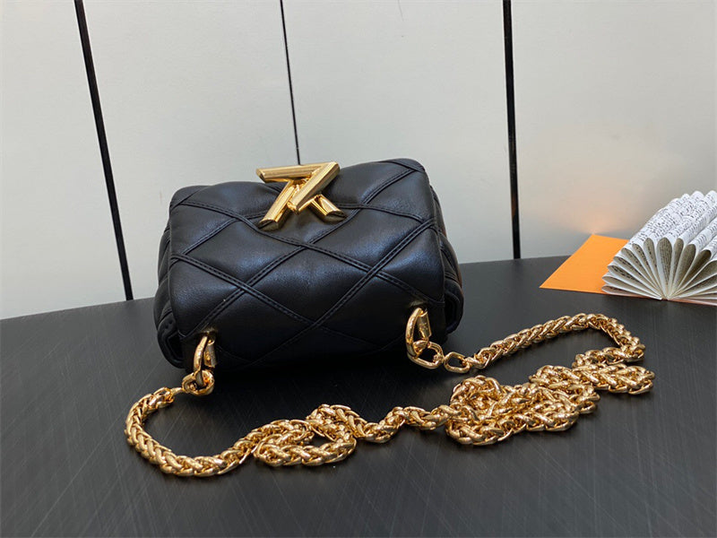  signature tote bag styled with outfit 18