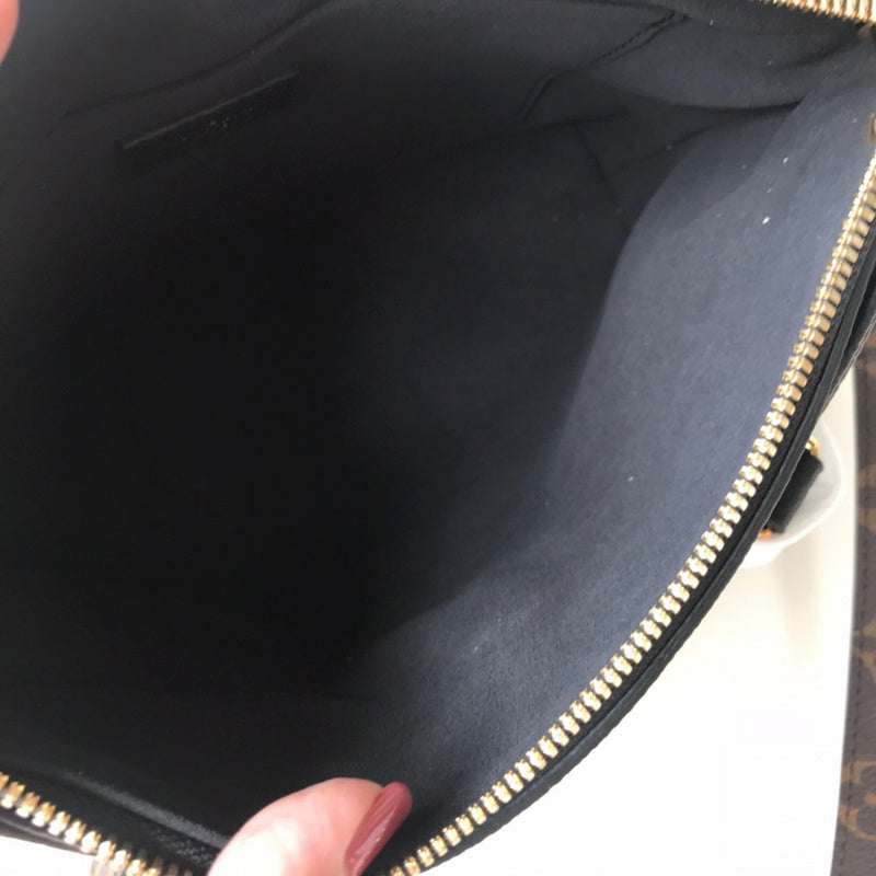 Front view of everyday-luxe premium women's handbag – women's luxury handbag