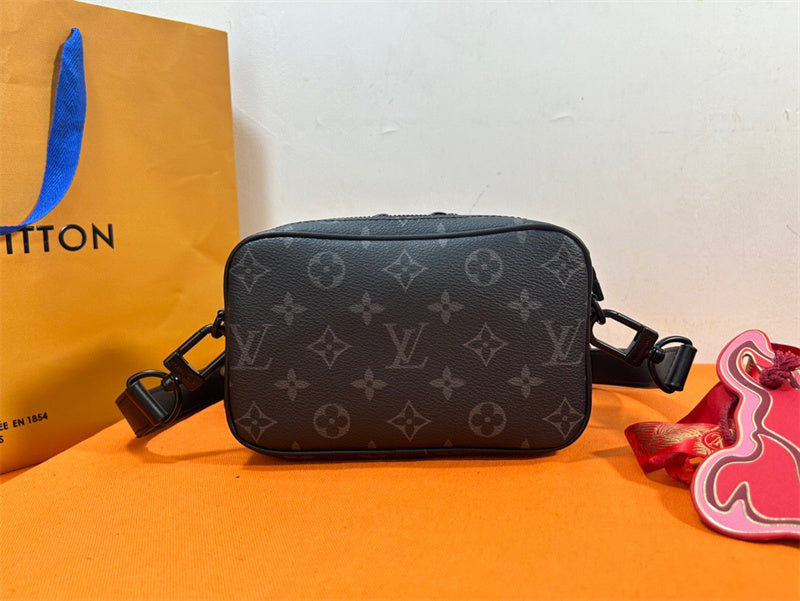 Tailored structured bag carried on shoulder