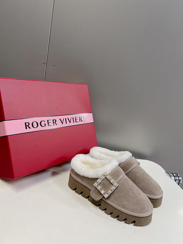 Side profile view of Roger Vivier luxury piece style No.064
