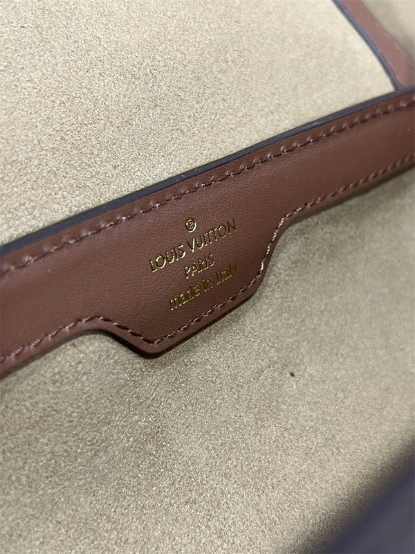  everyday bag interior and compartment view 15