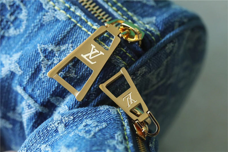  tote bag close-up of hardware and finish