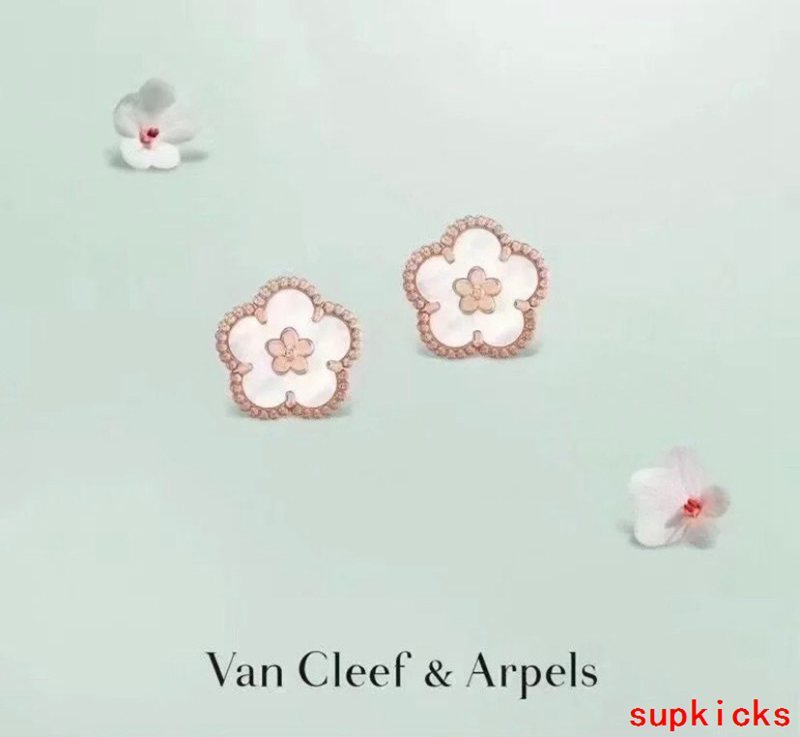 Close-up detail view of Van Cleef & Arpels unisex jewelry piece