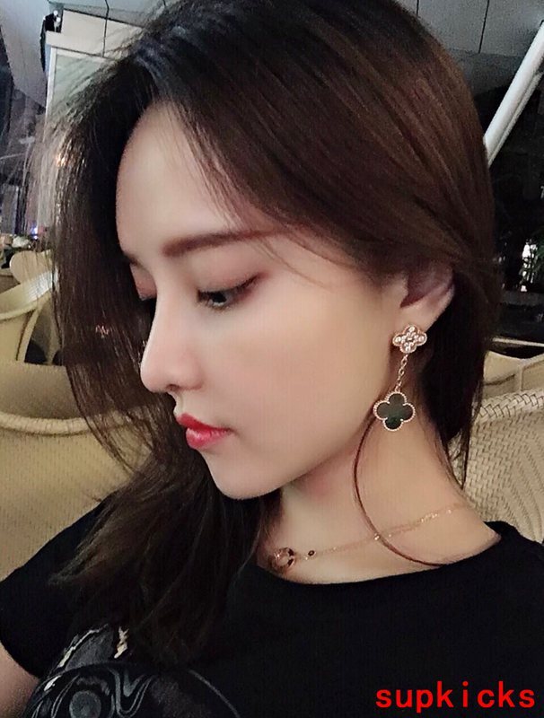 Side view of Van Cleef & Arpels unisex jewelry piece