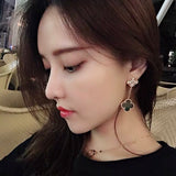 Side view of Van Cleef & Arpels unisex jewelry piece