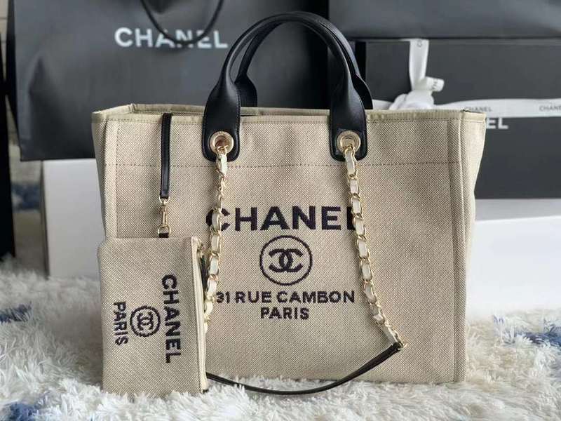 Zivas Charm Modern Edge Everyday Handbag (Considered Detail & Form) – Detail View