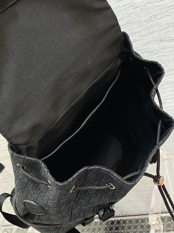 Handle and strap detail of elevated classic women's handbag – women's premium purse