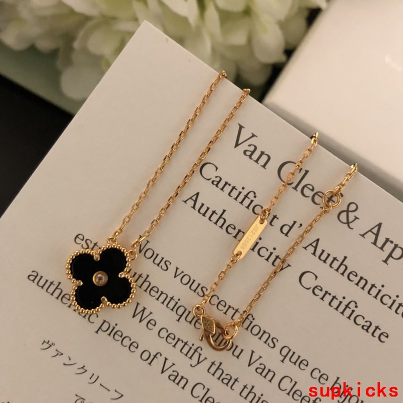 Full view of Van Cleef & Arpels unisex jewelry piece