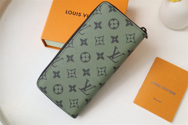  Statement tote bag carried on shoulder