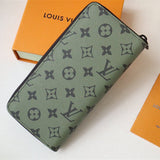  Statement tote bag carried on shoulder