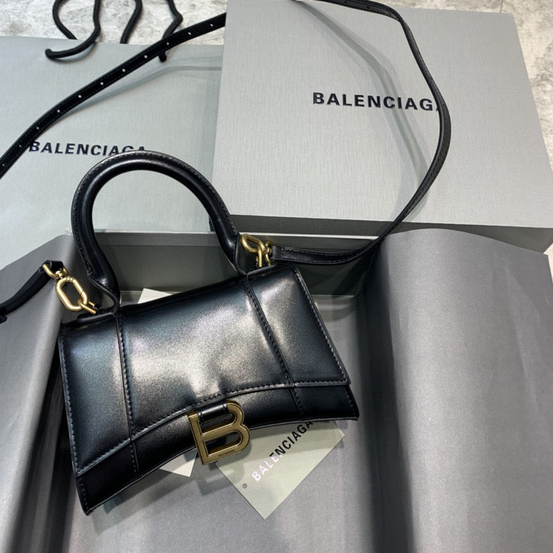 Effortless Vegan Leather Handbag - Everyday Elegance | Women's Everyday Carry Handbag #669 - side angle view (image 2) of designer-inspired handbag