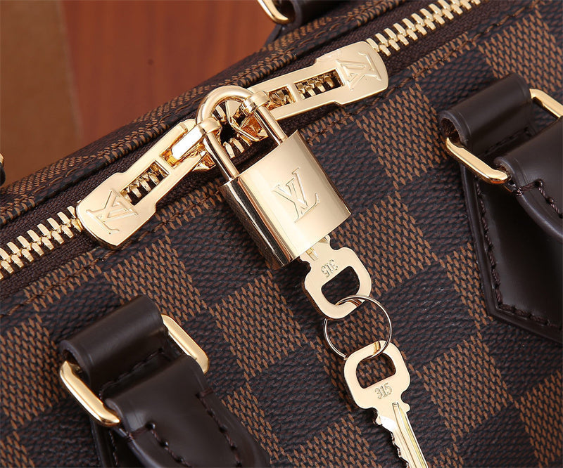  sophisticated shopper bag styled with outfit