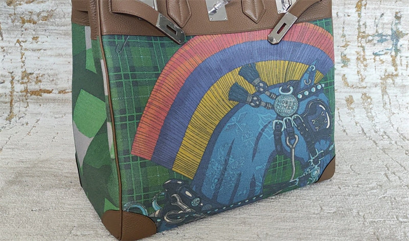  chic everyday bag detail view showing craftsmanship 14