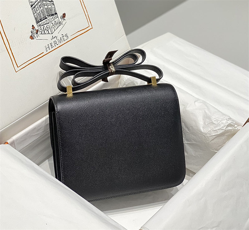 Streamlined handbag styled for everyday wear