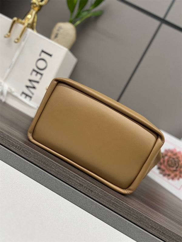 Ziva's Charm handbag – close-up view (34cm*13.5cm*33cm)