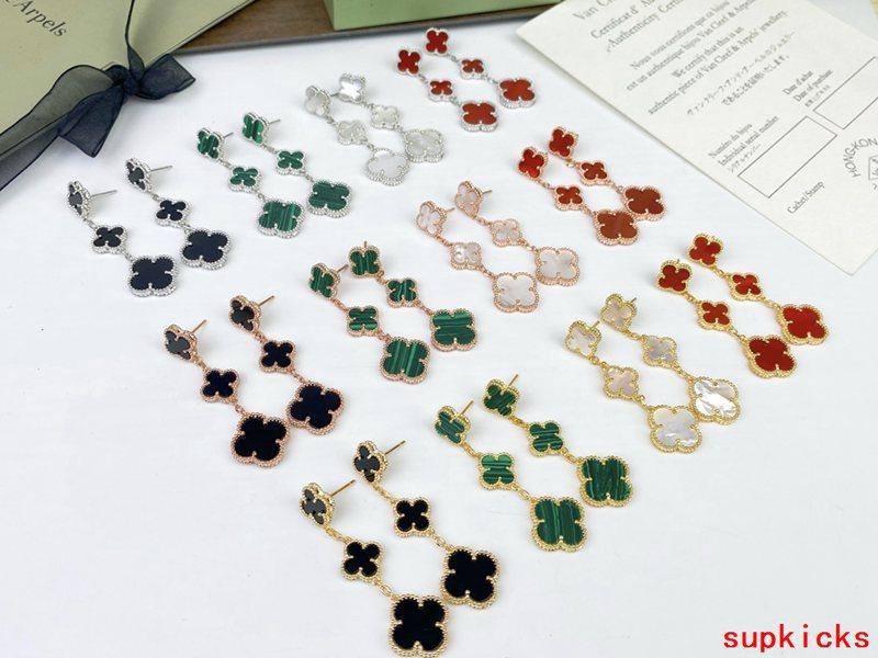 Full view of Van Cleef & Arpels unisex jewelry piece