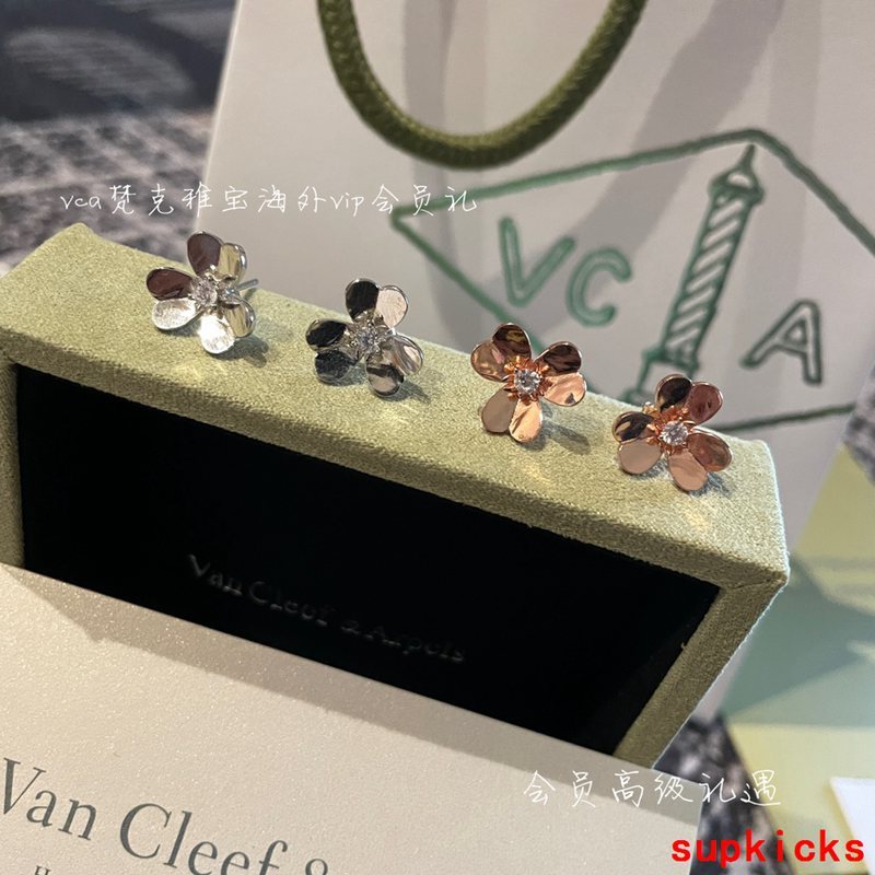 Full view of Van Cleef & Arpels unisex jewelry piece