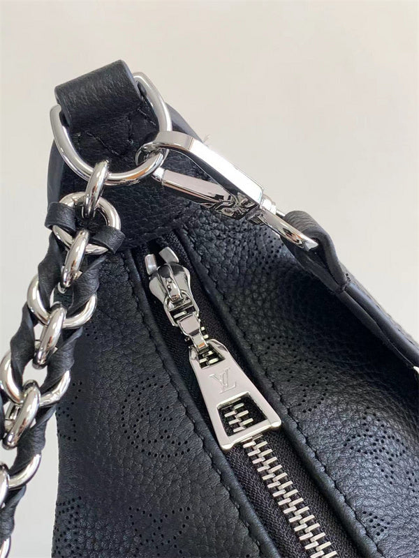  signature everyday bag detail view showing craftsmanship 32