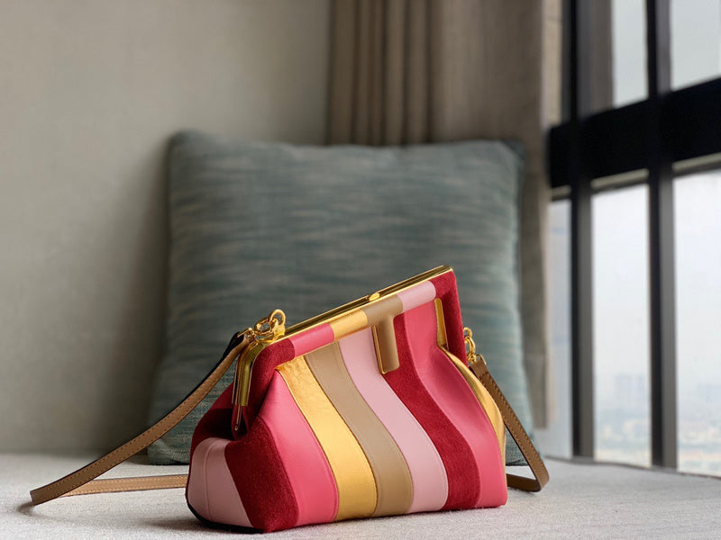 Ziva's Charm handbag – detail view (26cm*18cm*9.5cm)
