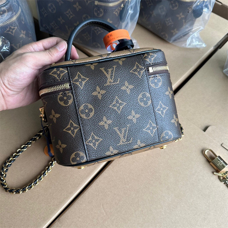  shoulder bag interior and compartment view 9