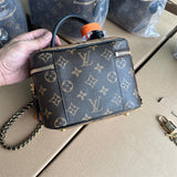  shoulder bag interior and compartment view 9