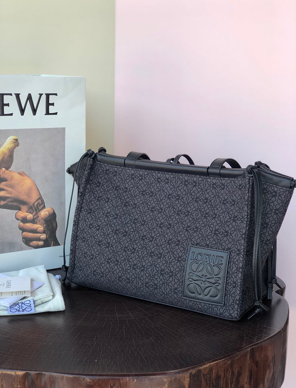 Ziva's Charm handbag – interior view (32cm*24cm*16cm)