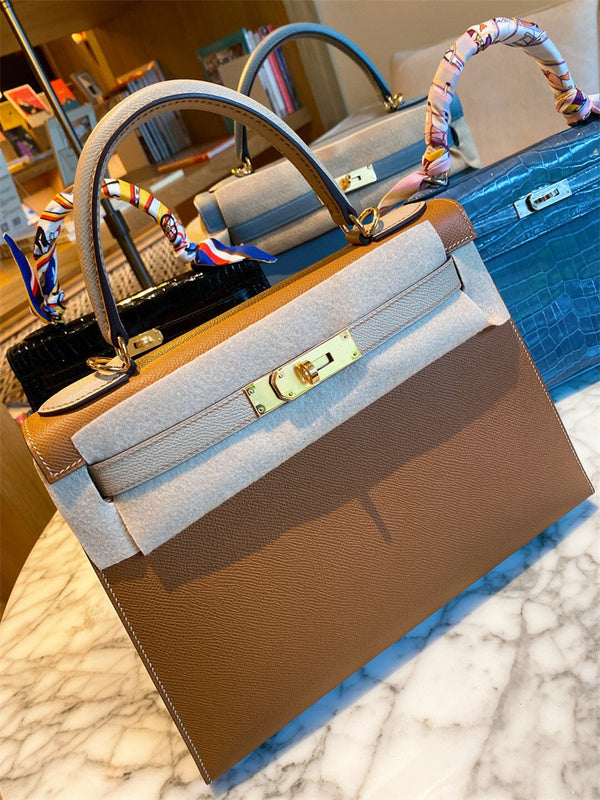  shopper bag close-up of hardware and finish 17
