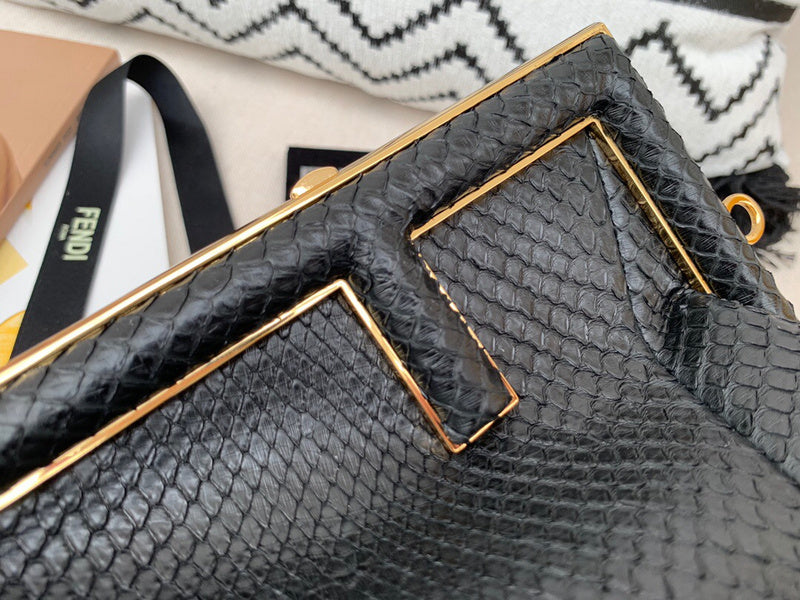 Ziva's Charm handbag – close-up view (11.5cm*5.5cm*10cm)