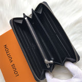  Versatile crossbody bag carried on shoulder