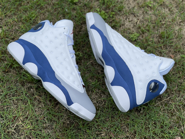 Nike Men's & Women's Premium Low-Top Trainers — Style 229 angle view