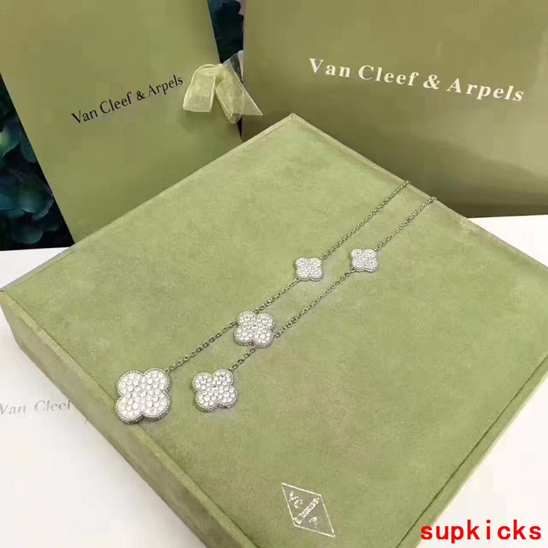 Angled view of Van Cleef & Arpels unisex jewelry piece