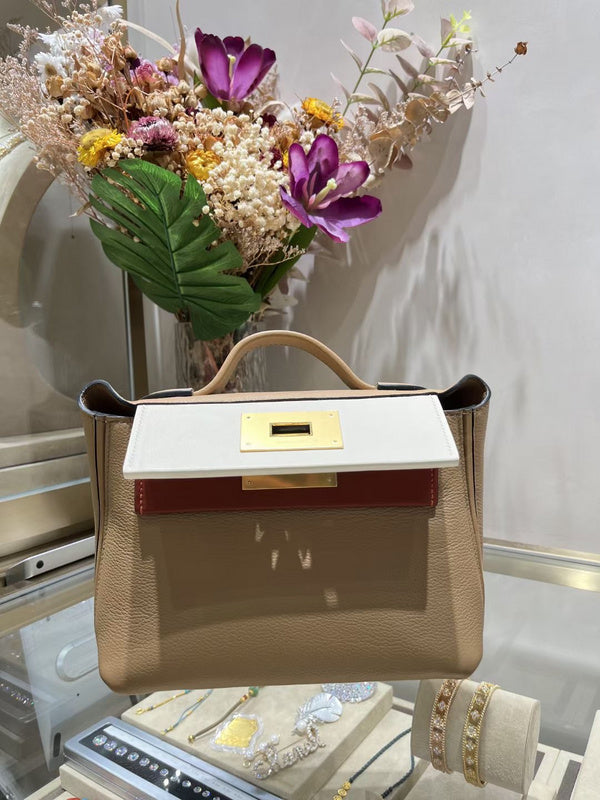  shopper bag interior and compartment view 9