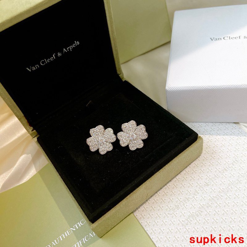 Close-up detail view of Van Cleef & Arpels unisex jewelry piece