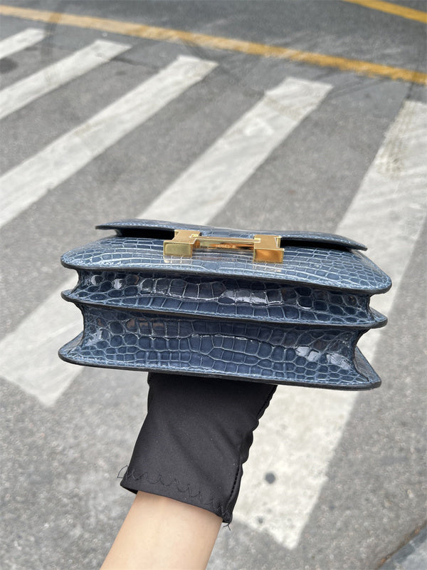  sophisticated handbag styled with outfit 30