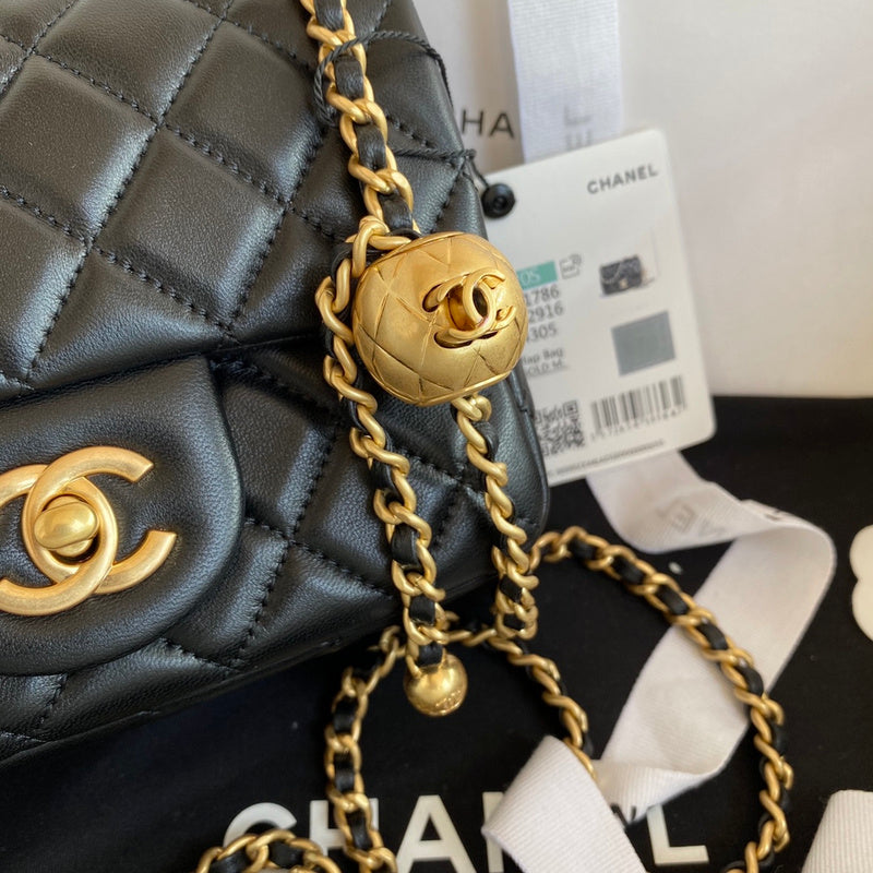 Zivas Charm Polished Finish Fashion Handbag (Refined Practical Design) – Close-Up Detail