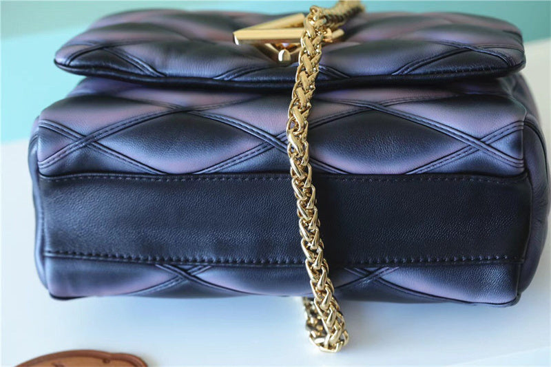  streamlined carryall bag detail view showing craftsmanship 26
