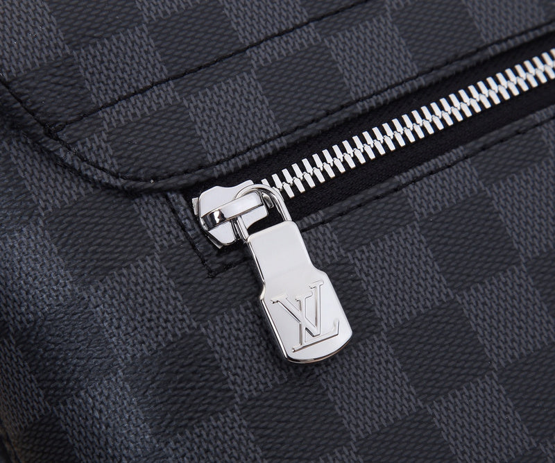 Side profile of everyday-luxe signature women's handbag – women's statement bag