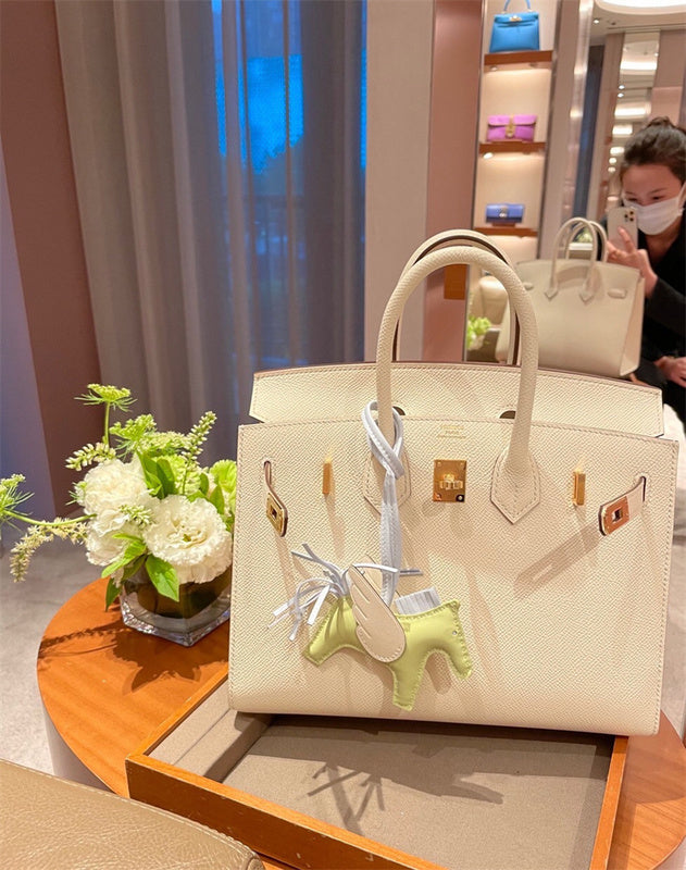  Refined tote bag carried on shoulder