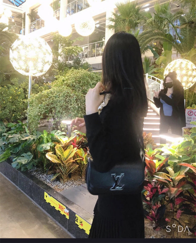  Statement carryall bag carried on shoulder