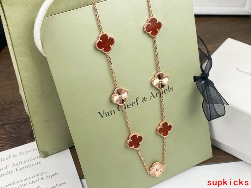 Front view of Van Cleef & Arpels unisex jewelry piece
