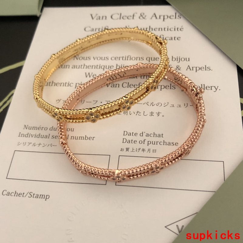 Angled view of Van Cleef & Arpels unisex jewelry piece