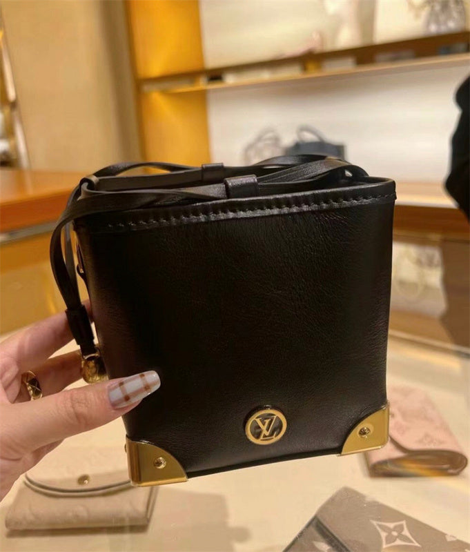  Understated handbag carried on shoulder