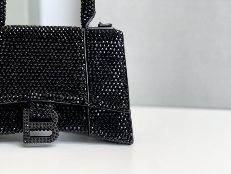Zivas Charm Versatile Design Statement Handbag (Everyday Luxury Essential) – Styled Look